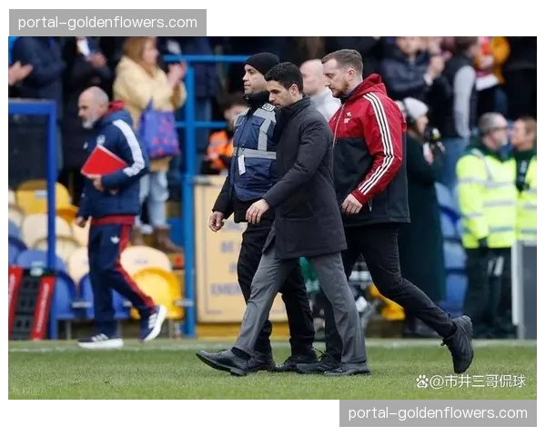 花絮：场边摄像机捕捉到瓜迪奥拉与阿尔特塔赛前拥抱寒暄